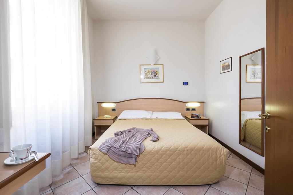 Residence XX Settembre Άλμπα Δωμάτιο φωτογραφία
