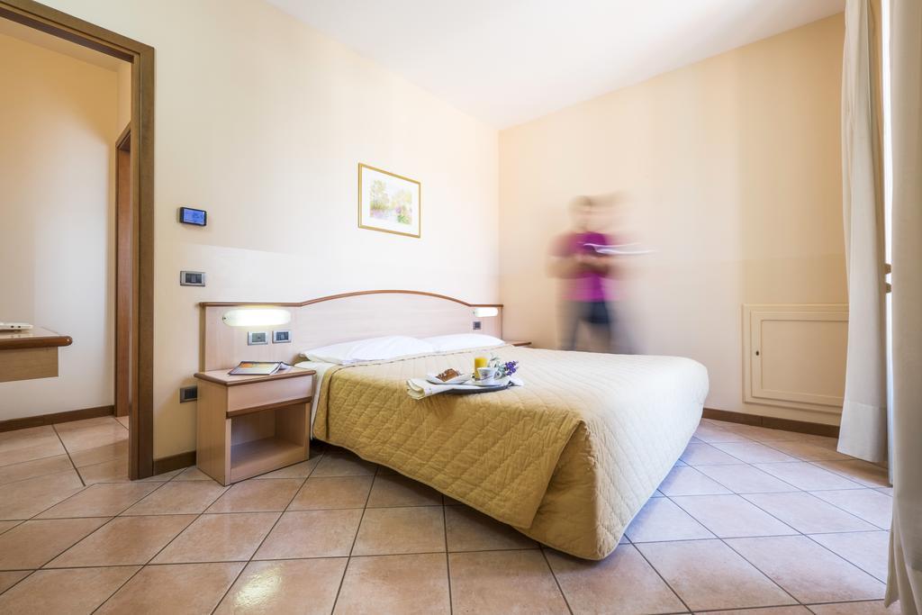 Residence XX Settembre Άλμπα Δωμάτιο φωτογραφία