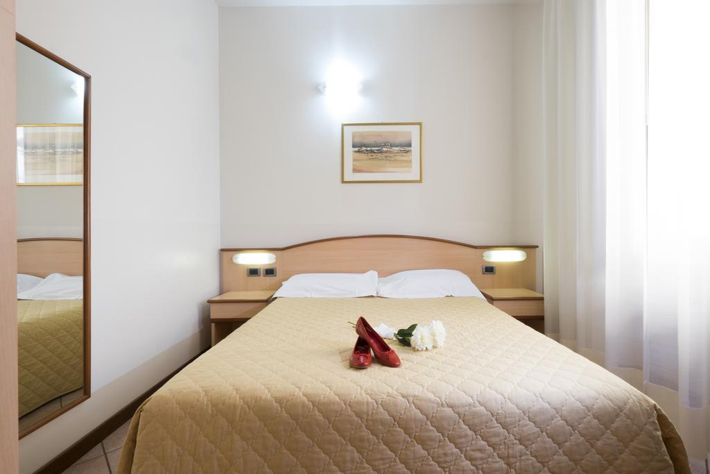 Residence XX Settembre Άλμπα Δωμάτιο φωτογραφία